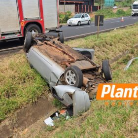 Carro capota, estepe atinge outro veículo e mulher fica ferida entre Maringá e Mandaguaçu Foto 5 Fotos de Carro capota, estepe atinge outro veículo e mulher fica ferida entre Maringá e Mandaguaçu