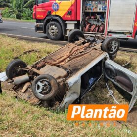Carro capota, estepe atinge outro veículo e mulher fica ferida entre Maringá e Mandaguaçu Foto 6 Fotos de Carro capota, estepe atinge outro veículo e mulher fica ferida entre Maringá e Mandaguaçu