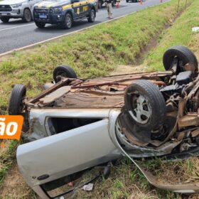 Carro capota, estepe atinge outro veículo e mulher fica ferida entre Maringá e Mandaguaçu Foto 7 Fotos de Carro capota, estepe atinge outro veículo e mulher fica ferida entre Maringá e Mandaguaçu