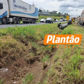 Carro capota, estepe atinge outro veículo e mulher fica ferida entre Maringá e Mandaguaçu Foto 8 Fotos de Carro capota, estepe atinge outro veículo e mulher fica ferida entre Maringá e Mandaguaçu