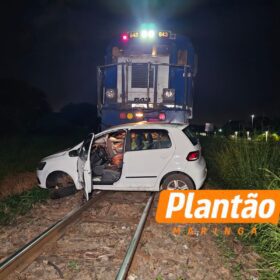 Imagens acopladas a veículo mostram trem atingindo e arrastando carro em Sarandi Foto 2 Fotos de Imagens acopladas a veículo mostram trem atingindo e arrastando carro em Sarandi