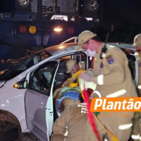 Imagens acopladas a veículo mostram trem atingindo e arrastando carro em Sarandi Foto 3 Fotos de Imagens acopladas a veículo mostram trem atingindo e arrastando carro em Sarandi