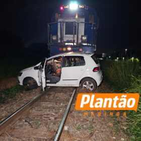 Imagens acopladas a veículo mostram trem atingindo e arrastando carro em Sarandi Foto 1 Fotos de Imagens acopladas a veículo mostram trem atingindo e arrastando carro em Sarandi
