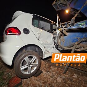 Imagens acopladas a veículo mostram trem atingindo e arrastando carro em Sarandi Foto 8 Fotos de Imagens acopladas a veículo mostram trem atingindo e arrastando carro em Sarandi