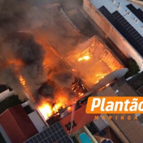 Incêndio destrói dois barracões de empresa de móveis em Maringá Foto 2 Fotos de Incêndio destrói dois barracões de empresa de móveis em Maringá