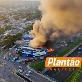 Incêndio destrói dois barracões de empresa de móveis em Maringá Foto 3 Fotos de Incêndio destrói dois barracões de empresa de móveis em Maringá