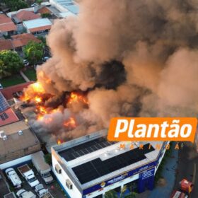 Incêndio destrói dois barracões de empresa de móveis em Maringá Foto 1 Fotos de Incêndio destrói dois barracões de empresa de móveis em Maringá