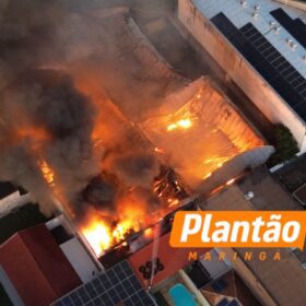 Incêndio destrói dois barracões de empresa de móveis em Maringá Foto 4 Fotos de Incêndio destrói dois barracões de empresa de móveis em Maringá