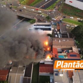 Incêndio destrói dois barracões de empresa de móveis em Maringá Foto 5 Fotos de Incêndio destrói dois barracões de empresa de móveis em Maringá