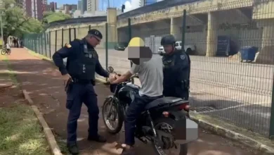 Fotos de Motociclista é flagrado embriagado caindo na área de pedestres da Vila Olímpica em Maringá