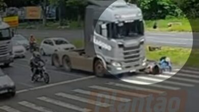 Fotos de Motociclista escapa de ser esmagado por carreta em cruzamento movimentado de Maringá