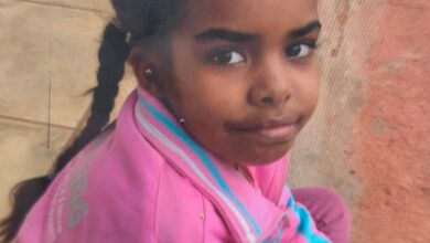 Fotos de Polícia procura suspeito de esfaquear mulher e sequestrar menina na região