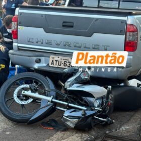 Fotos de Vídeo mostra acidente que deixou jovem de 23 anos gravemente ferido após colidir contra caminhonete estacionada
