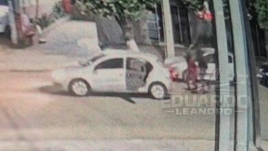 Fotos de Câmera de segurança registra atentado a tiros contra dois rapazes em Iguatemi; vítimas desaparecem após ataque