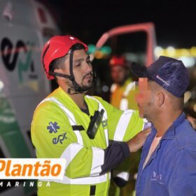 Caminhão tomba após motorista relatar que foi fechado por carro na PR-317 em Maringá Foto 4 Fotos de Caminhão tomba após motorista relatar que foi fechado por carro na PR-317 em Maringá