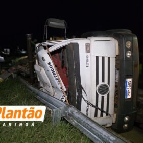 Caminhão tomba após motorista relatar que foi fechado por carro na PR-317 em Maringá Foto 5 Fotos de Caminhão tomba após motorista relatar que foi fechado por carro na PR-317 em Maringá