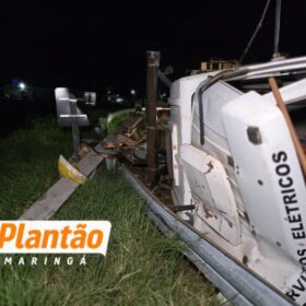 Caminhão tomba após motorista relatar que foi fechado por carro na PR-317 em Maringá Foto 7 Fotos de Caminhão tomba após motorista relatar que foi fechado por carro na PR-317 em Maringá