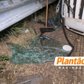 Caminhão tomba após motorista relatar que foi fechado por carro na PR-317 em Maringá Foto 10 Fotos de Caminhão tomba após motorista relatar que foi fechado por carro na PR-317 em Maringá