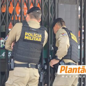 Cliente inocente e barbeiro são mortos a tiros; criminosos foram registrados por câmera de segurança Foto 4 Fotos de Cliente inocente e barbeiro são mortos a tiros; criminosos foram registrados por câmera de segurança