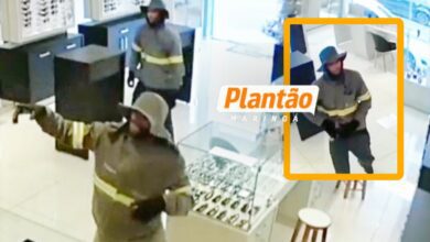 Fotos de Criminosos armados invadem relojoaria e fazem funcionárias reféns