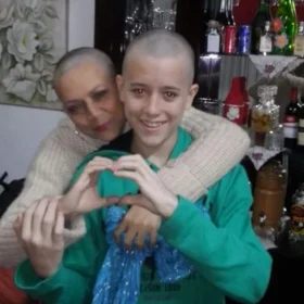 Fotos de Filho doa o próprio cabelo para mãe em tratamento contra o câncer em Sarandi