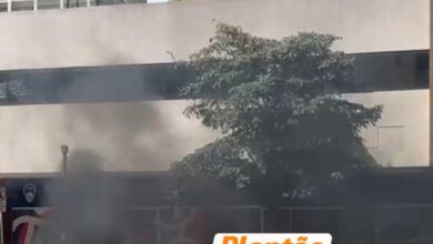 Fotos de Funcionários evacuam prédio comercial após curto-circuito na rede subterrânea da Copel em Maringá