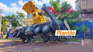 Fotos de Guindaste tomba em obra e atinge barracão no Jardim Aclimação, em Maringá