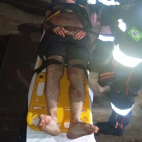 Homem é esfaqueado duas vezes no peito após se recusar a comprar drogas em Sarandi; suspeita do crime foge levando motocicleta da vítima Foto 1 Fotos de Homem é esfaqueado duas vezes no peito após se recusar a comprar drogas em Sarandi; suspeita do crime foge levando motocicleta da vítima