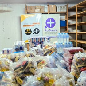 Iniciativa “Fechados com a Bless” arrecada mais de 1 tonelada de alimentos e beneficia famílias em Maringá Foto 1 Fotos de Iniciativa “Fechados com a Bless” arrecada mais de 1 tonelada de alimentos e beneficia famílias em Maringá