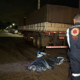 Motoboy morre após bater na traseira de carreta enquanto ia buscar lanche para a filha; o corpo foi encaminhado ao IML de Maringá Foto 2 Fotos de Motoboy morre após bater na traseira de carreta enquanto ia buscar lanche para a filha; o corpo foi encaminhado ao IML de Maringá