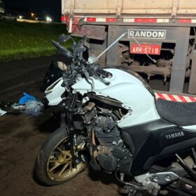Motoboy morre após bater na traseira de carreta enquanto ia buscar lanche para a filha; o corpo foi encaminhado ao IML de Maringá Foto 3 Fotos de Motoboy morre após bater na traseira de carreta enquanto ia buscar lanche para a filha; o corpo foi encaminhado ao IML de Maringá