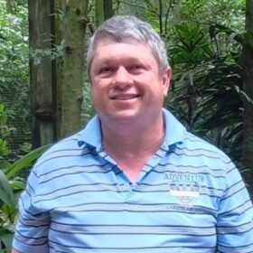 Motoboy morre após bater na traseira de carreta enquanto ia buscar lanche para a filha; o corpo foi encaminhado ao IML de Maringá Foto 5 Fotos de Motoboy morre após bater na traseira de carreta enquanto ia buscar lanche para a filha; o corpo foi encaminhado ao IML de Maringá