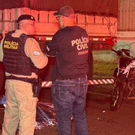 Motoboy morre após bater na traseira de carreta enquanto ia buscar lanche para a filha; o corpo foi encaminhado ao IML de Maringá Foto 6 Fotos de Motoboy morre após bater na traseira de carreta enquanto ia buscar lanche para a filha; o corpo foi encaminhado ao IML de Maringá