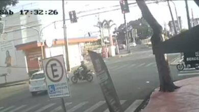 Fotos de Imagens fortes: carro avança sinal vermelho e deixa motociclista de 19 anos gravemente ferido em Sarandi