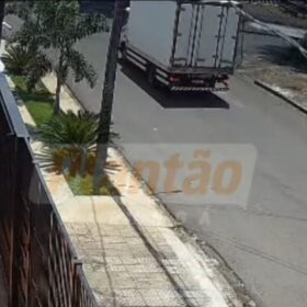 Motociclista é arremessado contra muro em batida com caminhão em Maringá; vídeo mostra momento do impacto Foto 1 Fotos de Motociclista é arremessado contra muro em batida com caminhão em Maringá; vídeo mostra momento do impacto