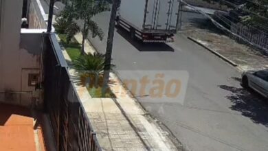 Fotos de Motociclista é arremessado contra muro em batida com caminhão em Maringá; vídeo mostra momento do impacto