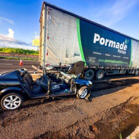 Motorista fica gravemente ferido após colisão com caminhão; vítima foi encaminhada ao Hospital de Maringá Foto 2 Fotos de Motorista fica gravemente ferido após colisão com caminhão; vítima foi encaminhada ao Hospital de Maringá
