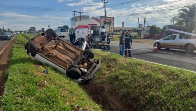 Fotos de Mulher fica ferida após carro capotar em colisão com van na PR-317, em Maringá; veja vídeo