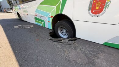 Fotos de Ônibus com passageiros do transporte coletivo afunda após asfalto ceder em Maringá; vídeo mostra a situação