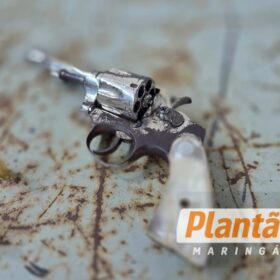 Trio armado com pistola e revólver é preso após furar sinal na frente da viatura da RPA em Maringá Foto 1 Fotos de Trio armado com pistola e revólver é preso após furar sinal na frente da viatura da RPA em Maringá
