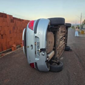 Câmera flagra motorista com sinais de embriaguez provocando acidente e tombando carro em Maringá Foto 1 Fotos de Câmera flagra motorista com sinais de embriaguez provocando acidente e tombando carro em Maringá