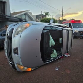 Câmera flagra motorista com sinais de embriaguez provocando acidente e tombando carro em Maringá Foto 4 Fotos de Câmera flagra motorista com sinais de embriaguez provocando acidente e tombando carro em Maringá