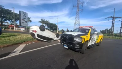 Fotos de Colisão lateral faz carro capotar na PR-317 em Maringá; duas pessoas ficam feridas