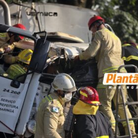 Grave acidente com caminhão da coleta seletiva deixa quatro trabalhadores feridos em Maringá Foto 3 Fotos de Grave acidente com caminhão da coleta seletiva deixa quatro trabalhadores feridos em Maringá