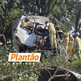 Grave acidente com caminhão da coleta seletiva deixa quatro trabalhadores feridos em Maringá Foto 5 Fotos de Grave acidente com caminhão da coleta seletiva deixa quatro trabalhadores feridos em Maringá