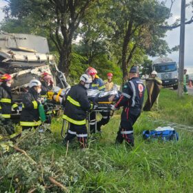 Grave acidente com caminhão da coleta seletiva deixa quatro trabalhadores feridos em Maringá Foto 7 Fotos de Grave acidente com caminhão da coleta seletiva deixa quatro trabalhadores feridos em Maringá