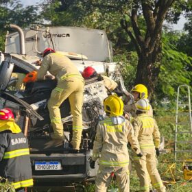 Grave acidente com caminhão da coleta seletiva deixa quatro trabalhadores feridos em Maringá Foto 8 Fotos de Grave acidente com caminhão da coleta seletiva deixa quatro trabalhadores feridos em Maringá