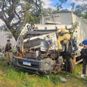 Grave acidente com caminhão da coleta seletiva deixa quatro trabalhadores feridos em Maringá Foto 9 Fotos de Grave acidente com caminhão da coleta seletiva deixa quatro trabalhadores feridos em Maringá
