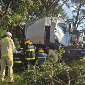 Grave acidente com caminhão da coleta seletiva deixa quatro trabalhadores feridos em Maringá Foto 10 Fotos de Grave acidente com caminhão da coleta seletiva deixa quatro trabalhadores feridos em Maringá