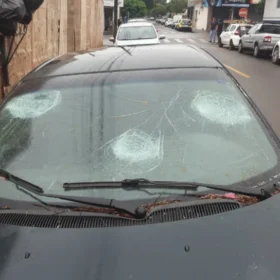 Homem quebra carros, ameaça guardas e diz ser de facção criminosa em Maringá Foto 2 Fotos de Homem quebra carros, ameaça guardas e diz ser de facção criminosa em Maringá